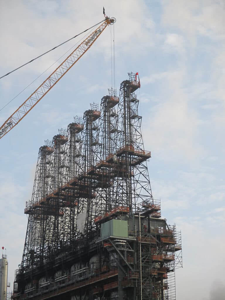 Rigging on a coker derrick drill system